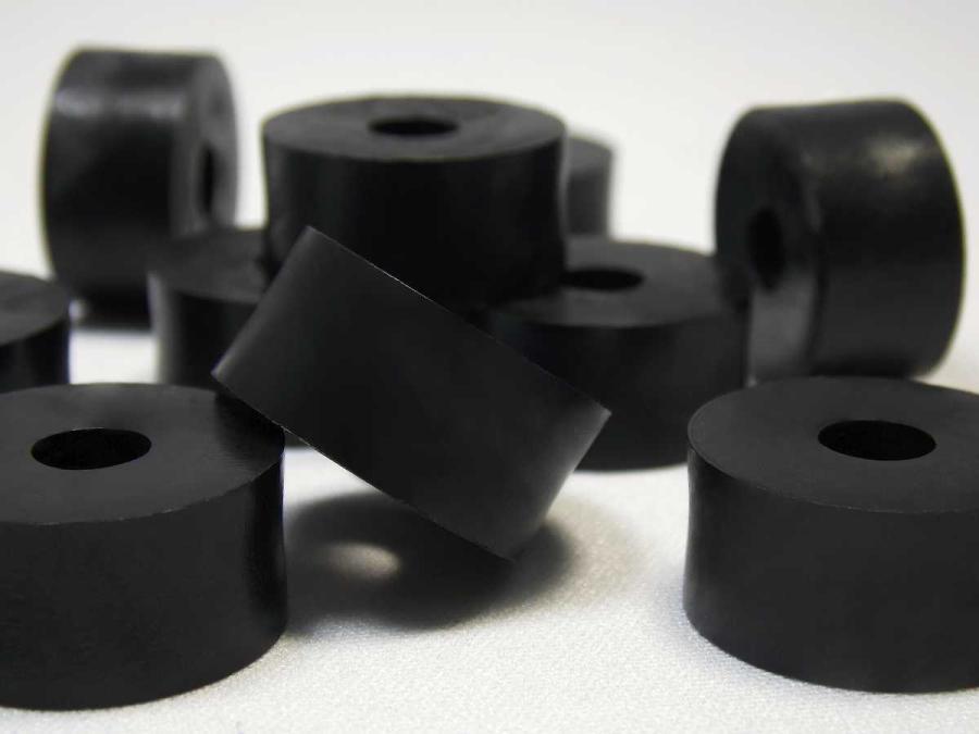 Preview: Viele schwarze Abstandhalter aus Kunststoff