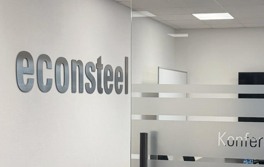 Preview: Edelstahl Logo im Konferenzraum