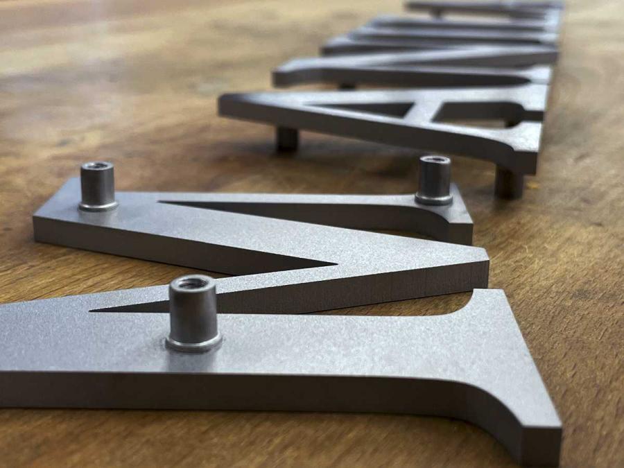 Preview: rückseitige Gewindebuchsen & Gewindestifte