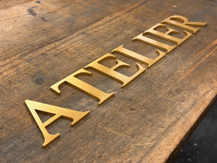 Messingschriftzug ATELIER aus 5 mm Vollmaterial in klassischem Schriftbild