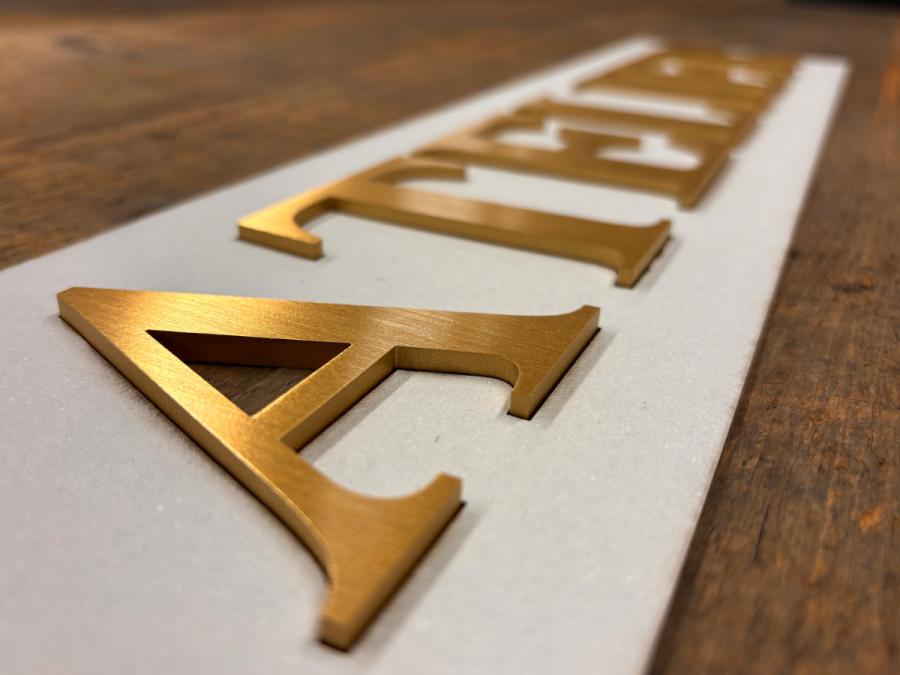 Preview: Buchstaben aus Messing mit Montageschablone zum Kleben