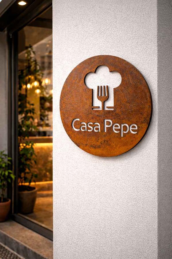 Cortenstahlschild /Firmenschild negativ ausgeschnitten mit Wandabstand montiert