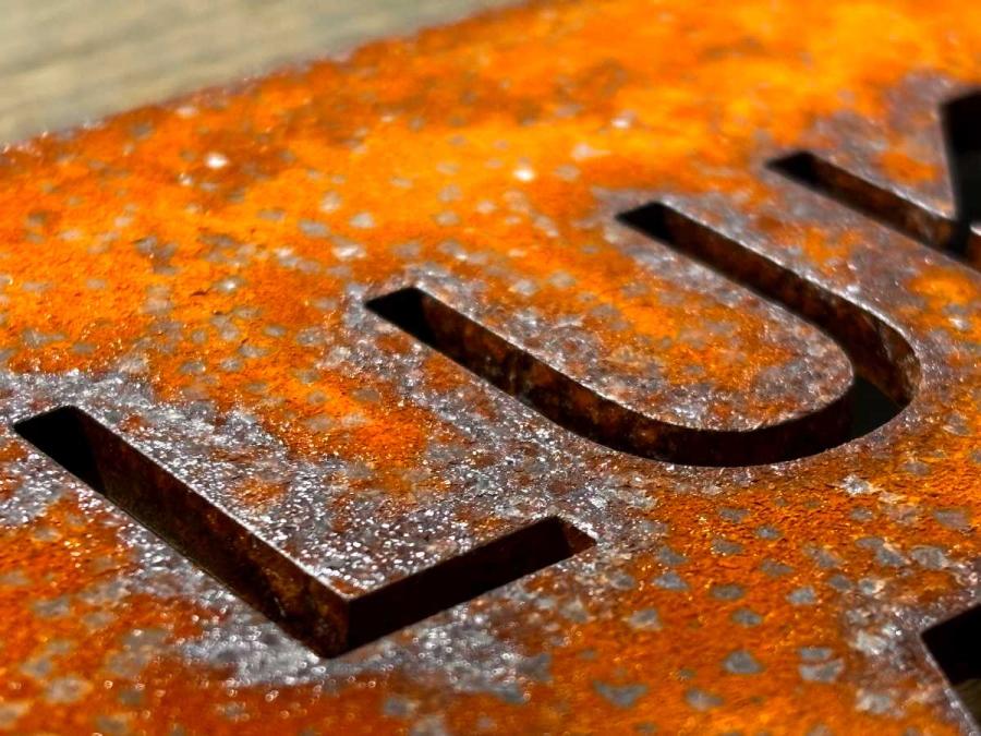 Grabschild mit dekupierten Buchstaben