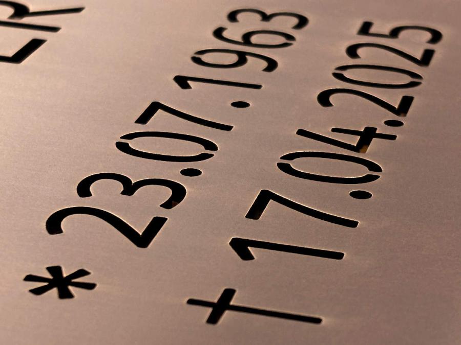 Grabschild mit dekuüierten (ausgeschnittenen) Buchstaben
