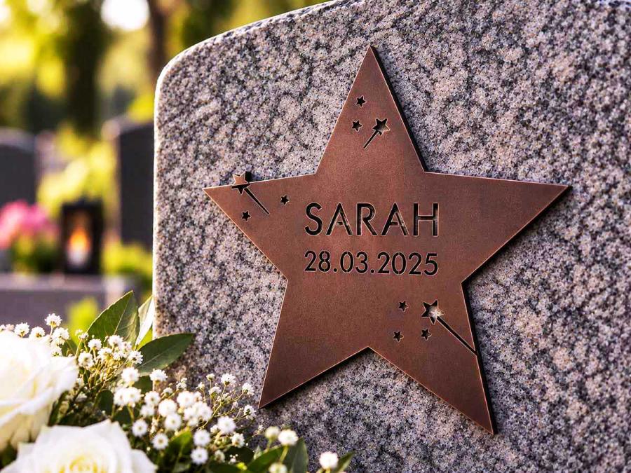 Personalisiertes Grabschild in Sternform aus massiver Zinnbronze | KI-Visualisierung