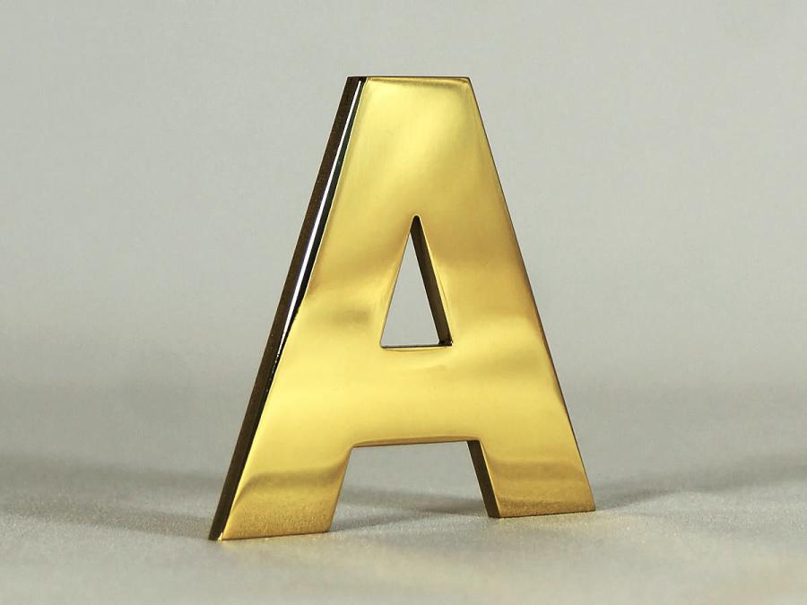 Musterbuchstabe aus poliertem Messing