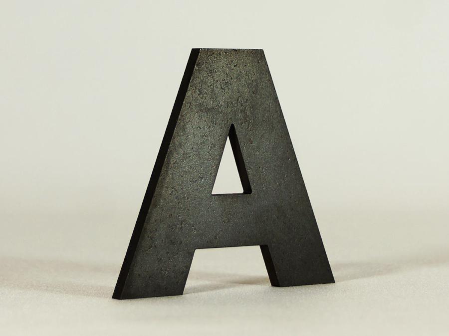 Musterbuchstabe aus Schwarzstahl
