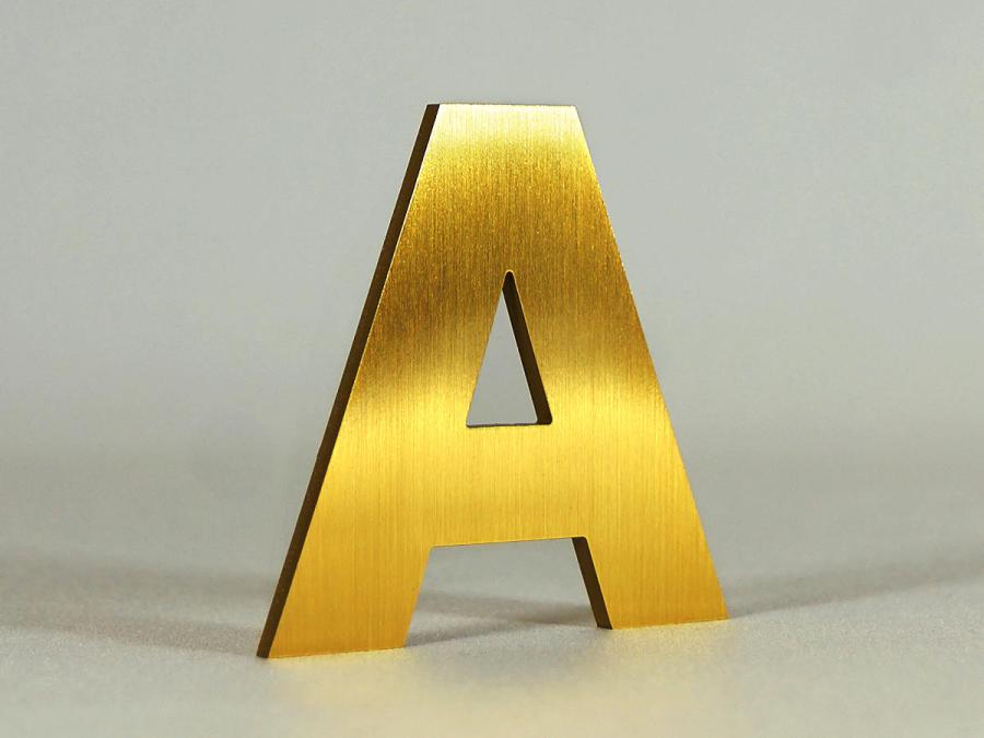 Musterbuchstabe Messing geschliffen, lackiert