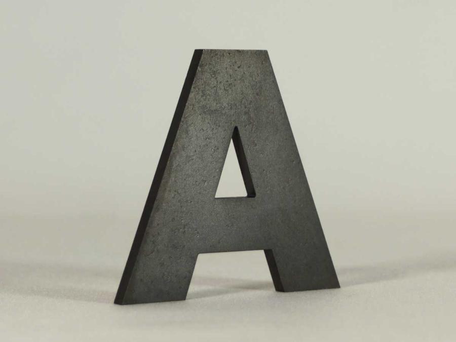 Musterbuchstabe aus Schwarzstahl