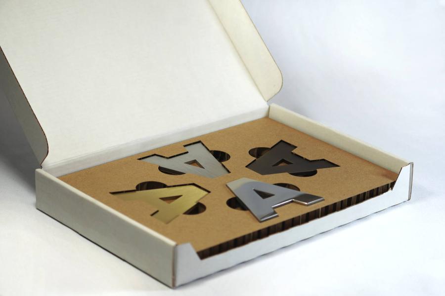 Musterbox 3D Buchstaben Materialmuster Metallbuchstaben