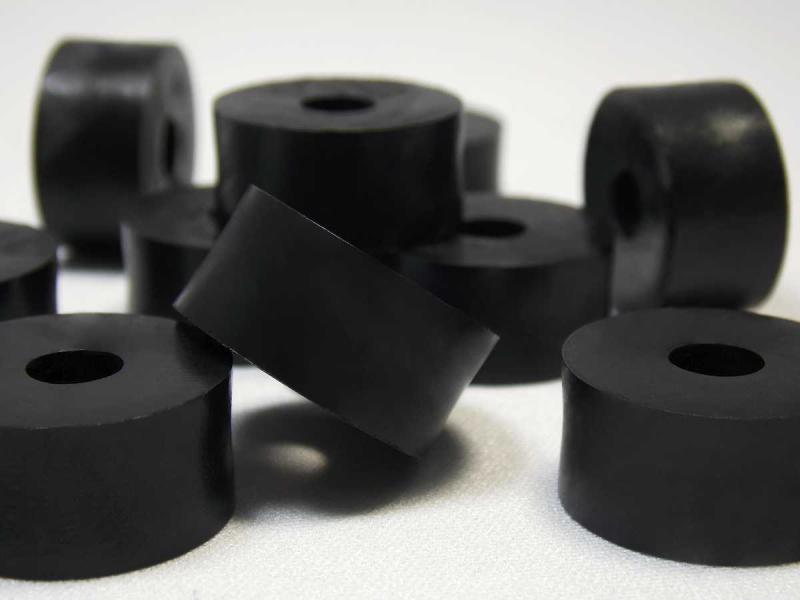 Viele schwarze Abstandhalter aus Kunststoff