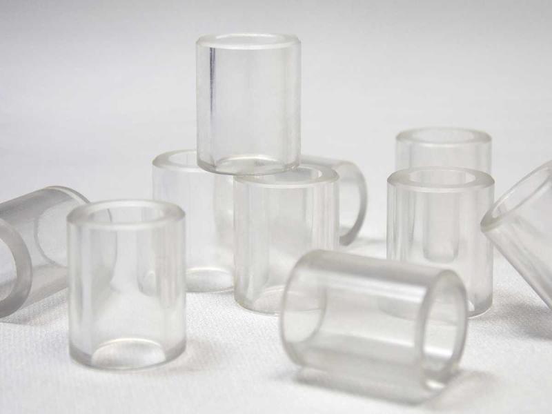 Viele Abstandhalter aus Plexiglas klar