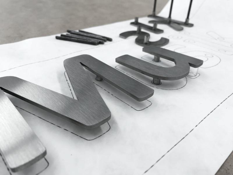 Edelstahllogo - passgenaue Bohrschablone