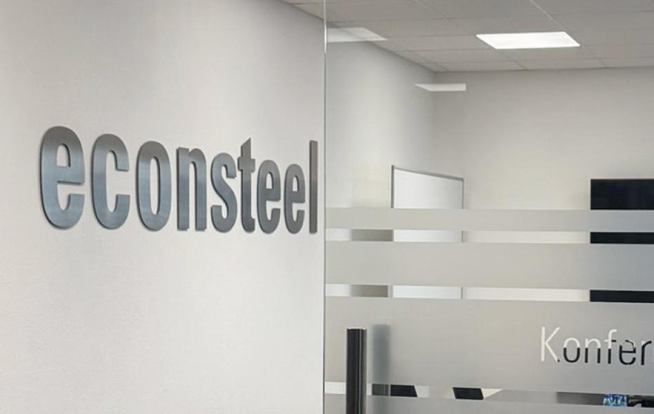 Edelstahl Logo im Konferenzraum