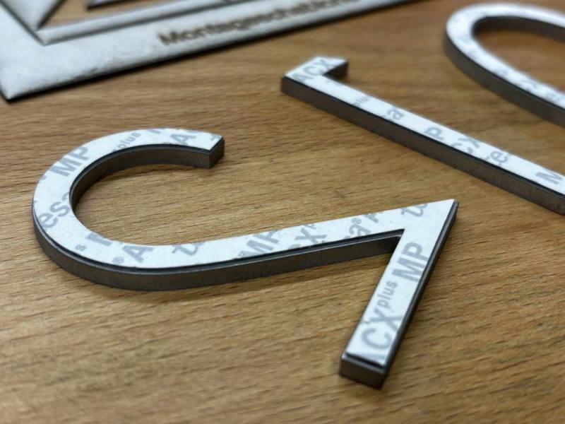 Edelstahlbuchstaben rückseitig vollflächig selbstklebend