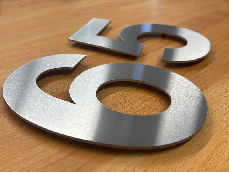 Hausnummer Edelstahl gebürstet 200 mm Detail