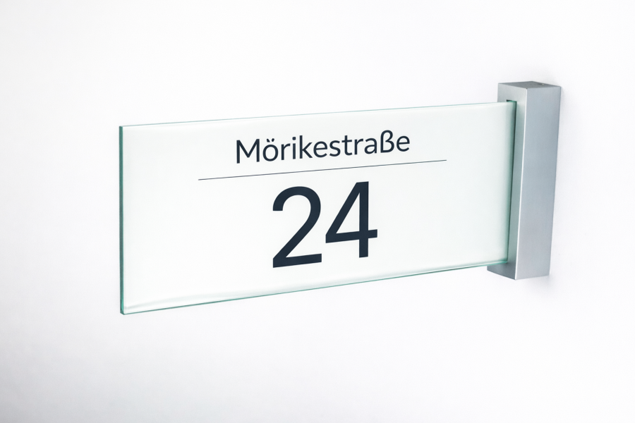Glasschild Hausnummer mit hochwertigem Digitaldruck beschriftet