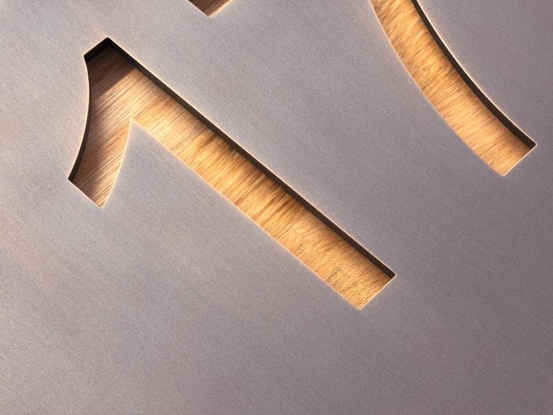 Hausnummer Bronze | dekupiert | mit Straßenname | echt brüniert