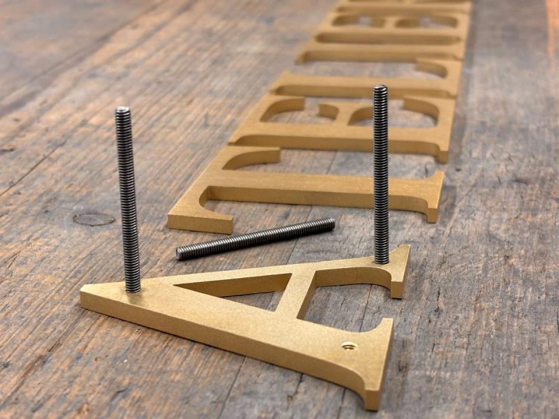 Messingbuchstabe mit rückseitigen Innengewinden und M4-Gewindestiften
