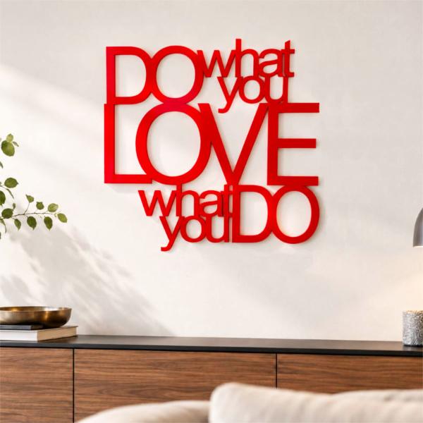Wandspruch Do what you love aus rotem Acrylglas, 8 mm stark, 55 × 55 cm - KI-Visualisierung
