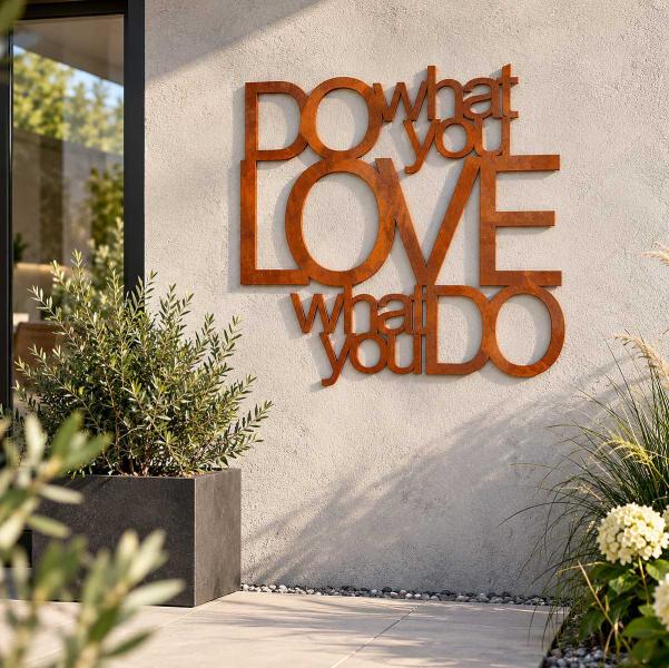 Wandspruch Do what you love aus Cortenstahl, 2 mm stark, 55 × 55 cm - KI-Visualisierung