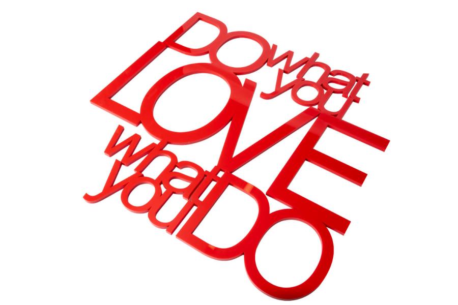 Wandspruch Do what you love aus rotem Acrylglas, 8 mm stark, 60 × 60 cm