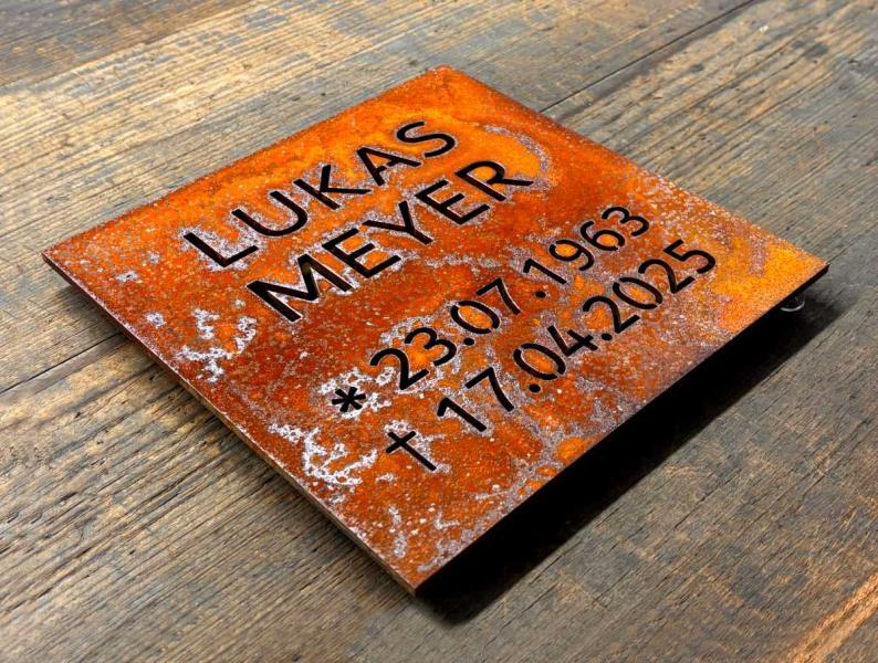 Grabschild mit dekupierten (ausgeschnittenen) Buchstaben