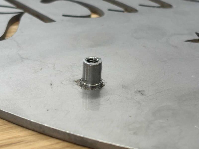 V2A Edelstahlschild rückseitige Befestigung