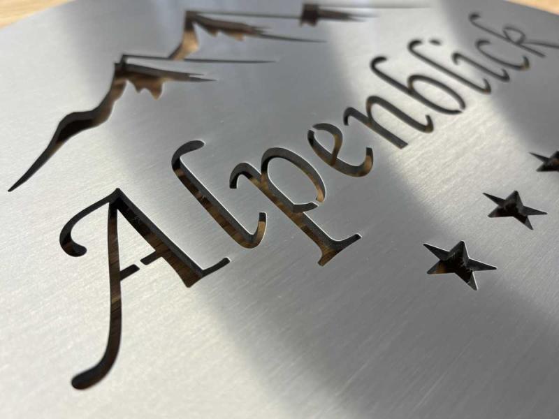 Firmenlogo Edelstahl 300 mm negativ ausgeschnitten