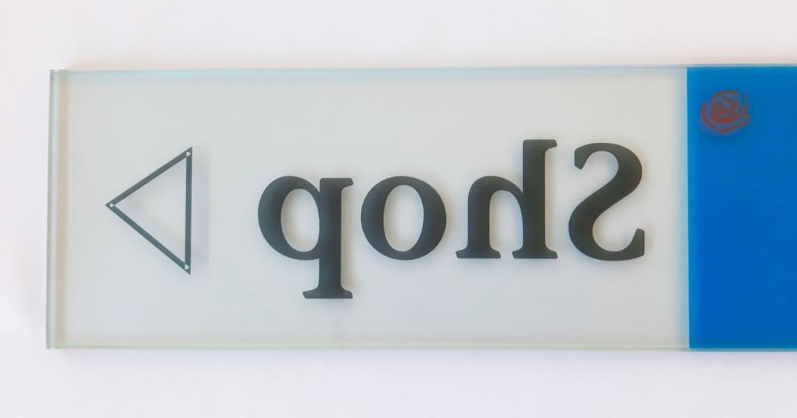 Folienbeschriftung mit Dekorfolie hinterlegt