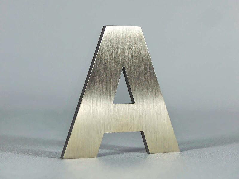 Musterbuchstabe aus geschliffenem Edelstahl