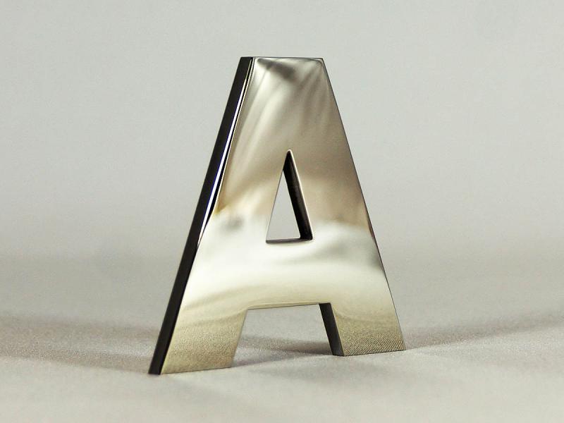 Musterbuchstabe aus poliertem Edelstahl