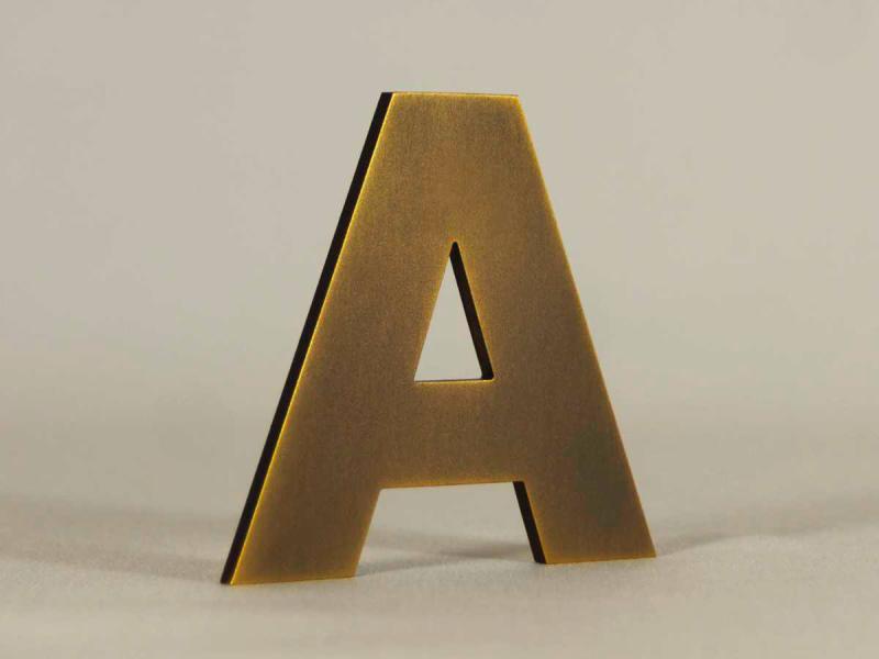 Musterbuchstabe aus brüniertem Messing