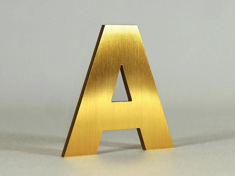 Musterbuchstabe aus geschliffenem Messing