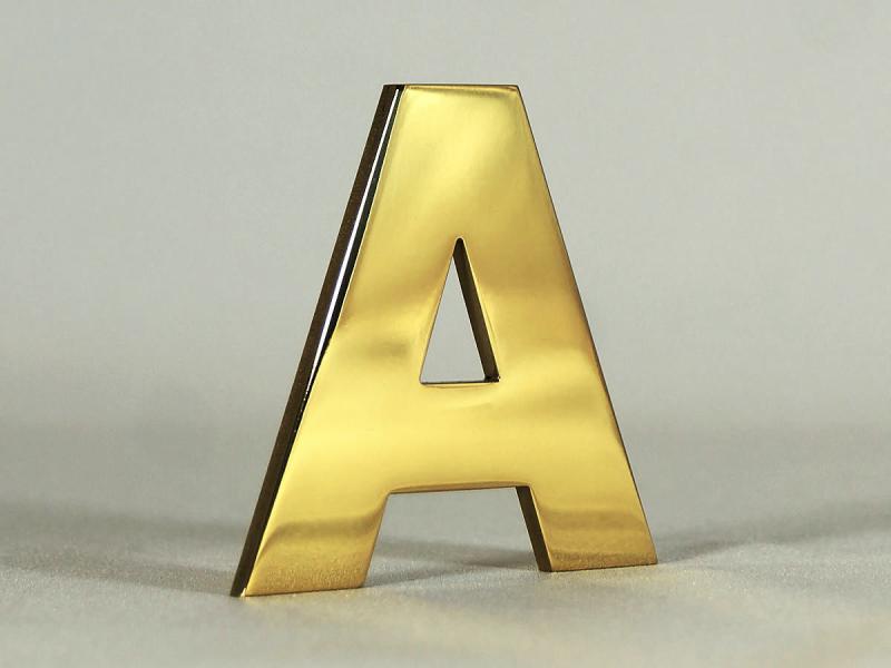 Musterbuchstabe aus poliertem Messing