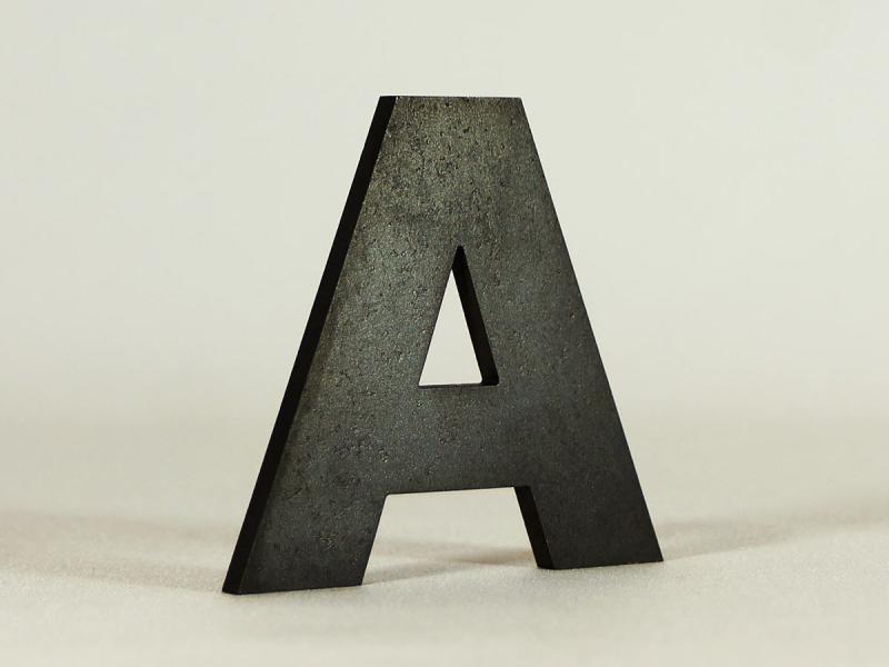 Musterbuchstabe aus Schwarzstahl