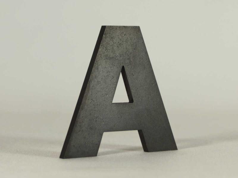 Musterbuchstabe aus Schwarzstahl