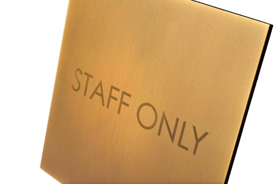 Brüniertes Messingschild | für Tiefe, Beständigkeit und Haltung